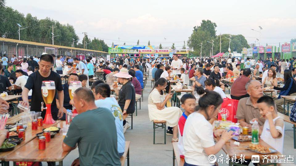 9you“足球+啤酒”2025胶州青年湖啤酒节开幕