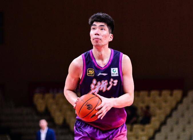 牺牲大！余嘉豪留洋月薪仅2000欧元 若留CBA可拿600万年薪