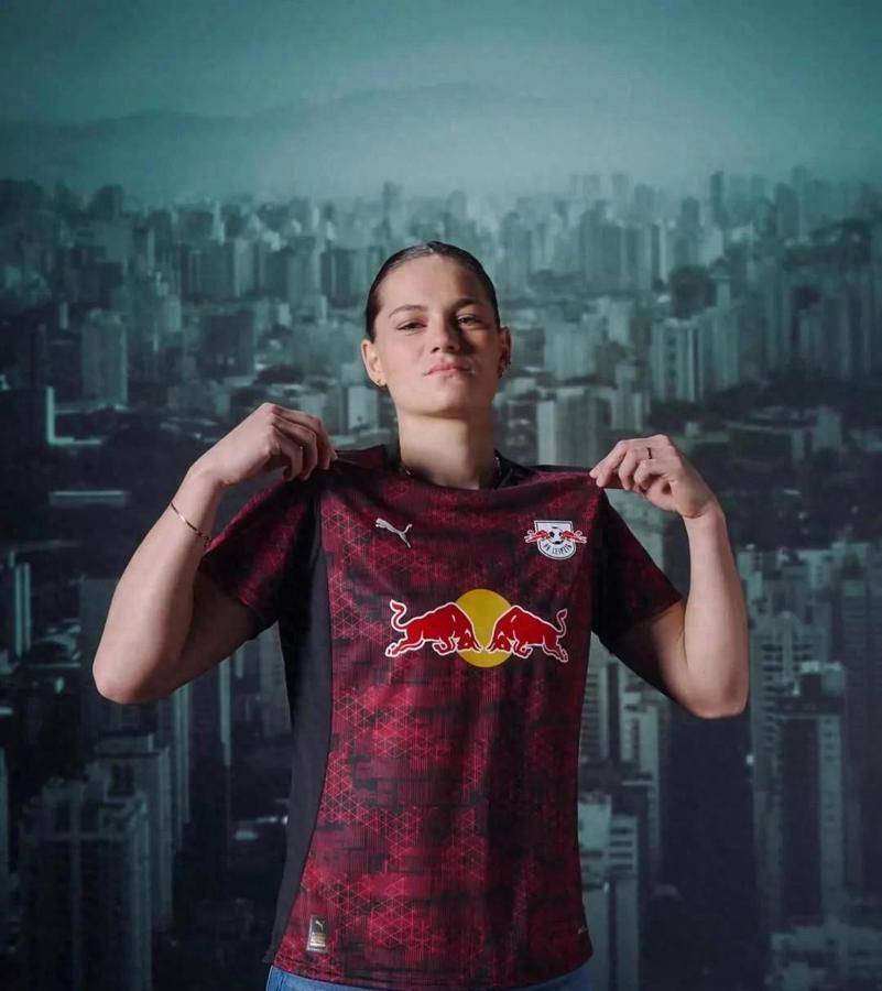 突破传统！RB莱比锡第三客场球衣亮相，成街头时尚新宠！