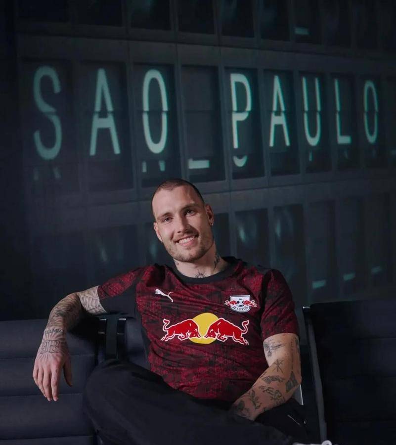 突破传统！RB莱比锡第三客场球衣亮相，成街头时尚新宠！