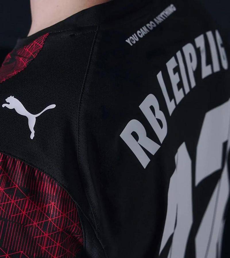 突破传统！RB莱比锡第三客场球衣亮相，成街头时尚新宠！