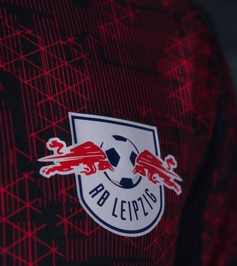 突破传统！RB莱比锡第三客场球衣亮相，成街头时尚新宠！