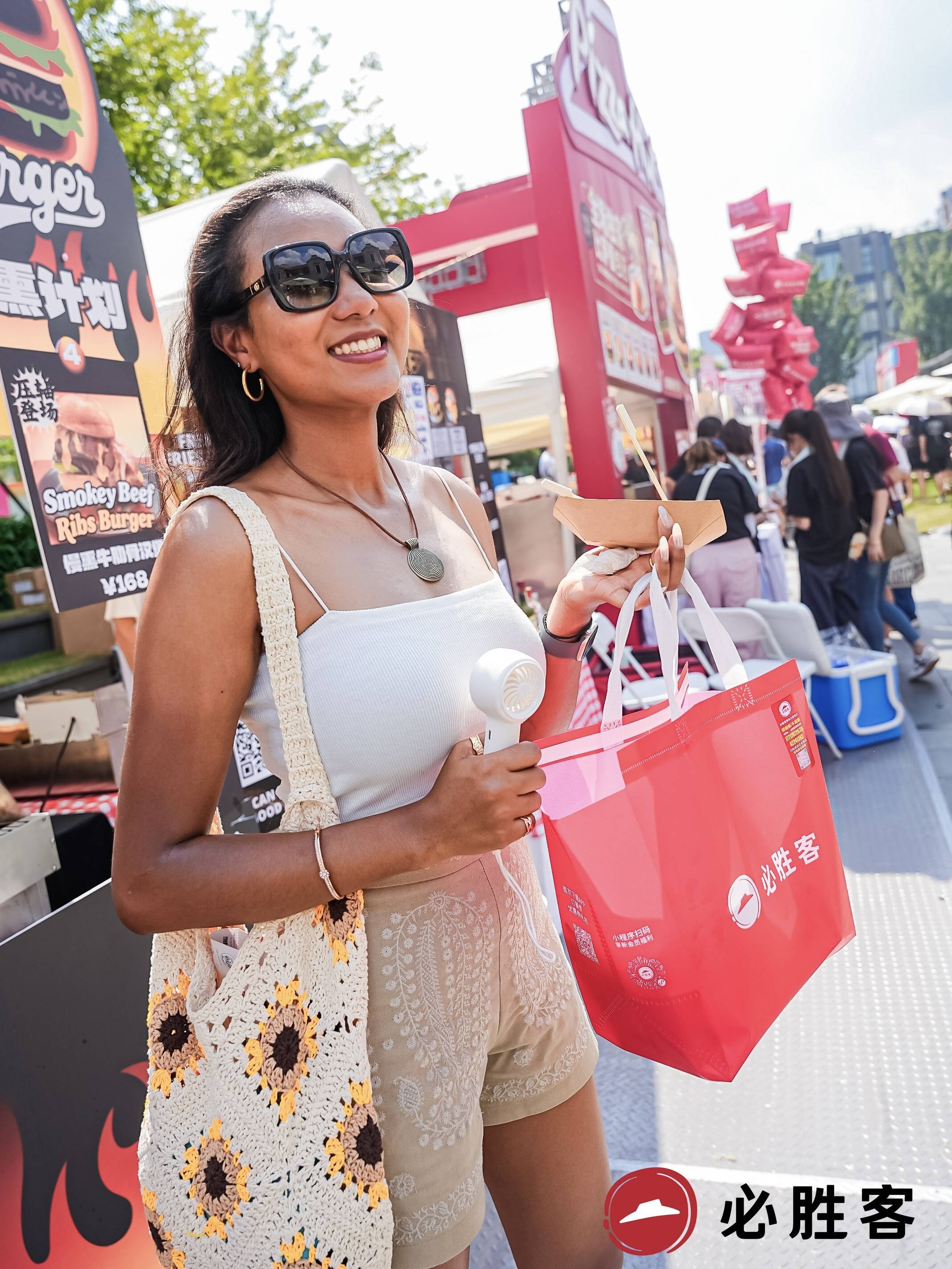 封神堡回归！必胜客比萨堡亮相上海巨C汉堡节