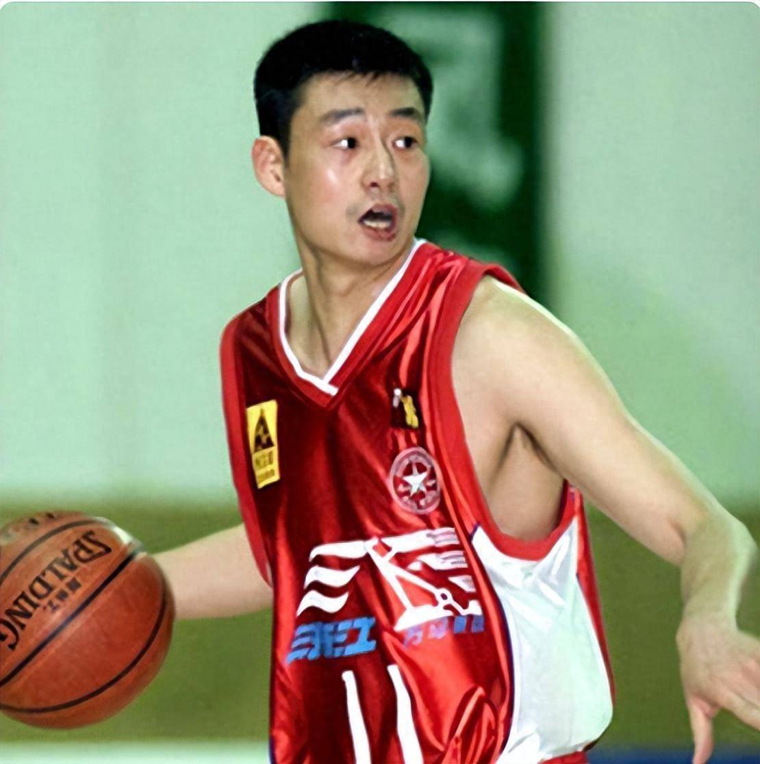 九游体育官网男篮名宿郑武：58岁成为名帅，老婆很漂亮，儿子进军CBA