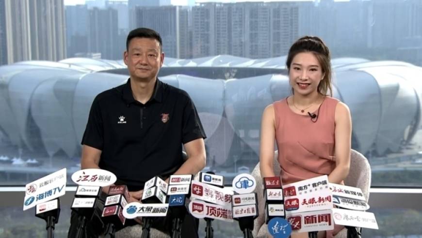 男篮名宿郑武：58岁成为名帅，老婆很漂亮，儿子进军CBA