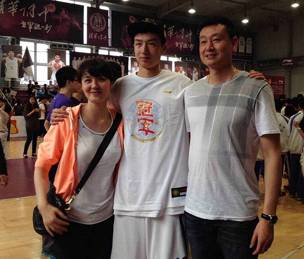 男篮名宿郑武：58岁成为名帅，老婆很漂亮，儿子进军CBA